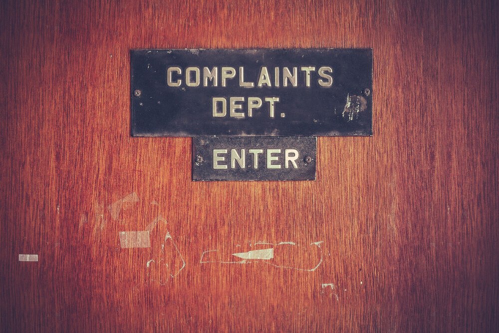 © mrdoomits iStock Getty Images Plus Tür mit Aufschrift 'Complaints Department'