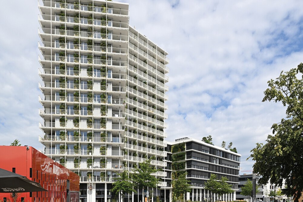 Auf dem Areal des ehemaligen Güterbahnhofs Nord im deutschen Freiburg im Breisgau entstand der aus mehreren Gebäudeteilen bestehende Green City Tower.