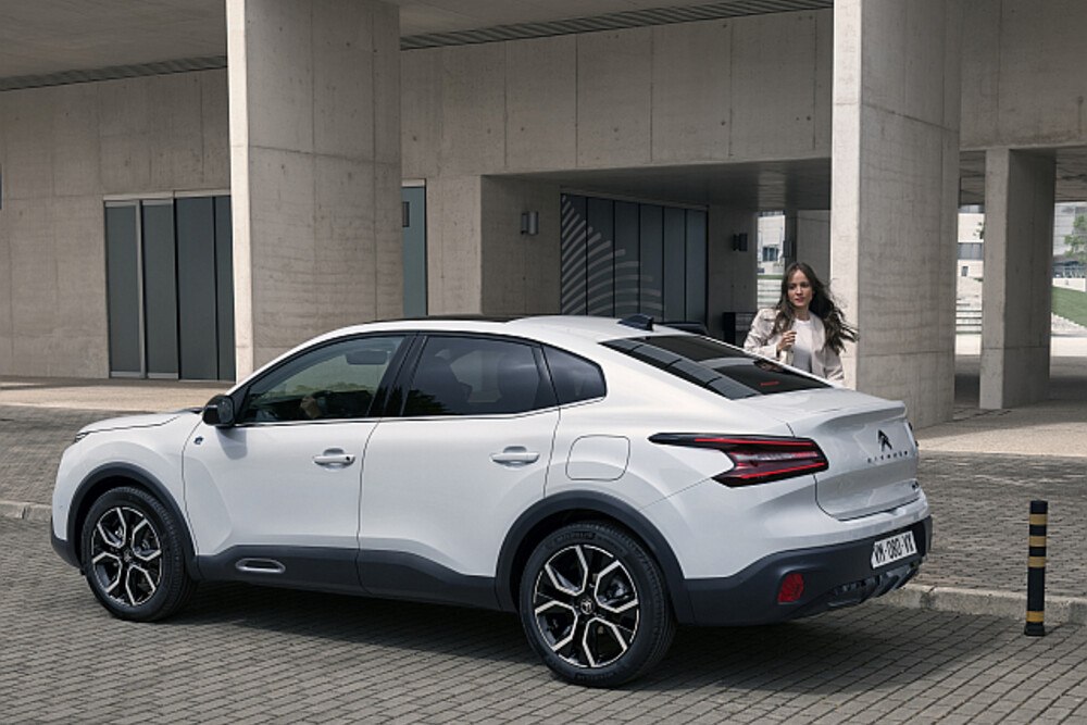 © Citroen
Solider Kompakter: Citroen e-C4 mit 360 Kilometer Reichweite.
Ein Auto vor einem Haus