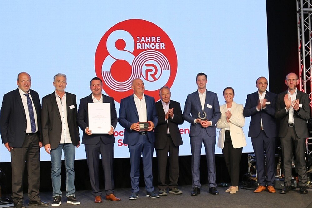 © Tempelmayr
Eigentümer, Geschäftsführer und Mitarbeiter feiern 80 Jahre Unternehmensgeschichte mit Kunden und Vertriebspartnern.
Gruppenbild