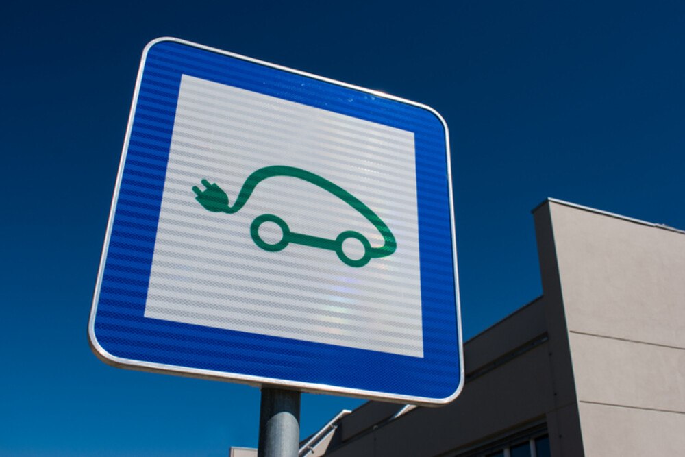 © Milovan Zrnic iStock Getty Images Plus e-Auto Verkehrsschild