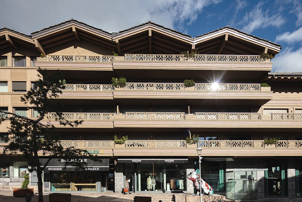 Hotelfassade Crans Montana in Holz