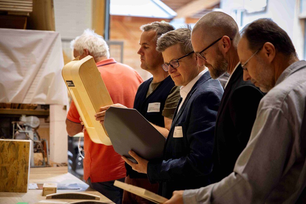 © Julian Voit
Die Besucher*innen begutachten die vorgestellten Holz-Innovationen.
Branchentag Holz