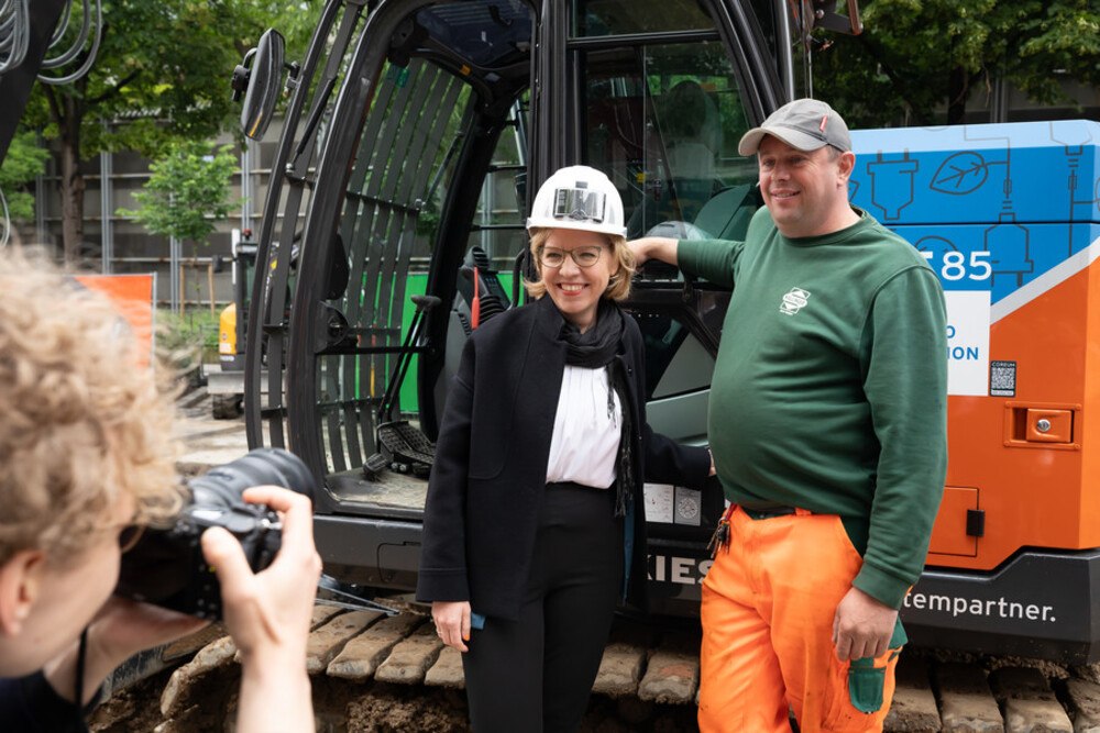 © Jana Madzigon
Klimaschutzministerin Leonore Gewessler auf der Testbaustelle.
Klimaschutzministerin Gewessler auf der Testbaustelle.