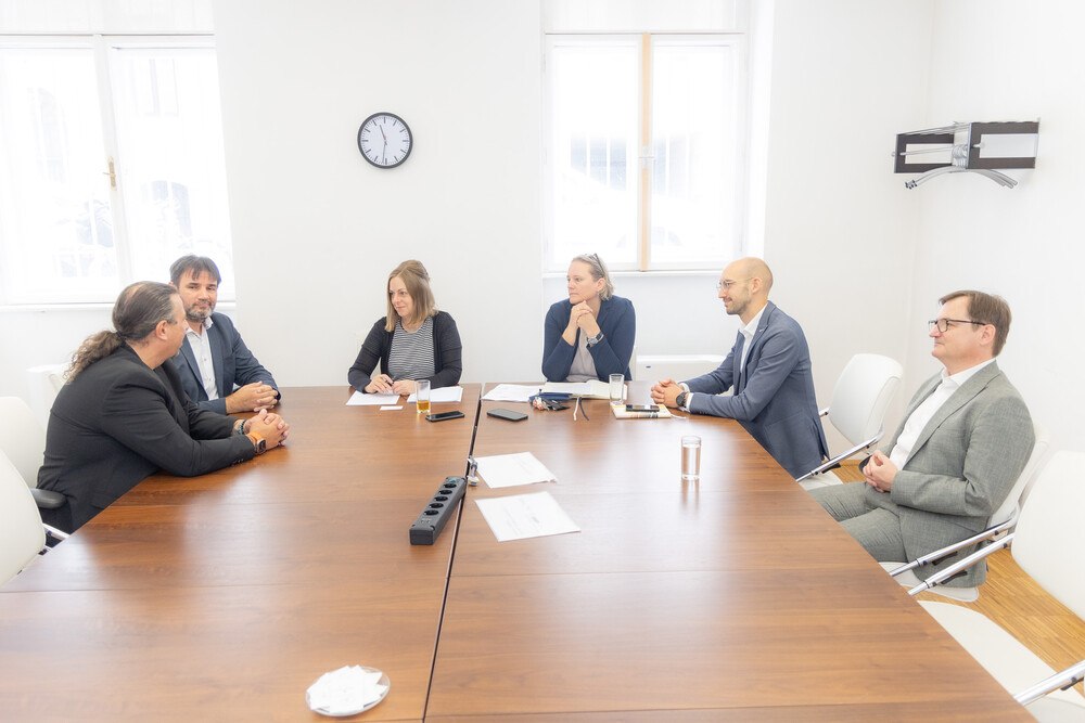 © Richard Tanzer
Am runden (eckigen) Tisch zum Thema Photovoltaik in der Praxis trafen sich (von links): Bundesinnungsmeister der Elektrotechniker Christian Bräuer, Bundesinnungsmeister-Stv. der Dachdecker, Glaser und Spengler Alexander Eppler, Dach Wand Chefredakteurin Birgit Tegtbauer, Geschäftsführer-Stv. der Bundesinnungsgruppe Baunebengewerbe Irene Novak-Hodnik, PV-Experte Fabian Janisch vom Bundesverband Photovoltaic Austria und als erfahrener Ausführender Peter Koch, Geschäftsführer von Koch Dach & Terrasse.
Am runden (eckigen) Tisch zum Thema Photovoltaik in der Praxis trafen sich (von links): Bundesinnungsmei-ster der Elektrotechniker Christian Bräuer, Bundesin-nungsmeister-Stv. der Dach-decker, Glaser und Speng-ler Alexander Eppler, Dach Wand Chefredakteurin Bir-git Tegtbauer, Geschäftsfüh-rer-Stv. der Bundesinnungs-gruppe Baunebengewerbe Irene Novak-Hodnik, PV-Ex-perte Fabian Janisch vom Bundesverband Photovoltaic Austria und als erfahrener Ausführender Peter Koch, Geschäftsführer von Koch Dach & Terrasse.