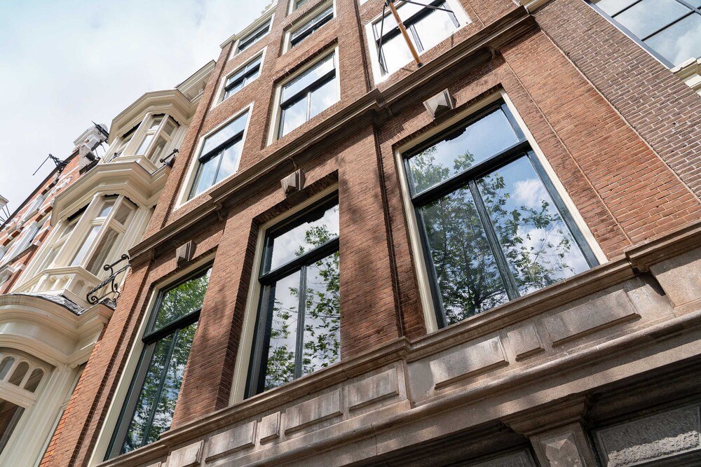 Denkmalgerechte Fenstersanierung: Das hauchdünne "Fineo" Isolierglas hat bei 6,5 Millimetern Dicke mit 0,7 den gleichen Dämmwert wie eine Dreifachverglasung mit einer Dicke von 32 Millimetern. 