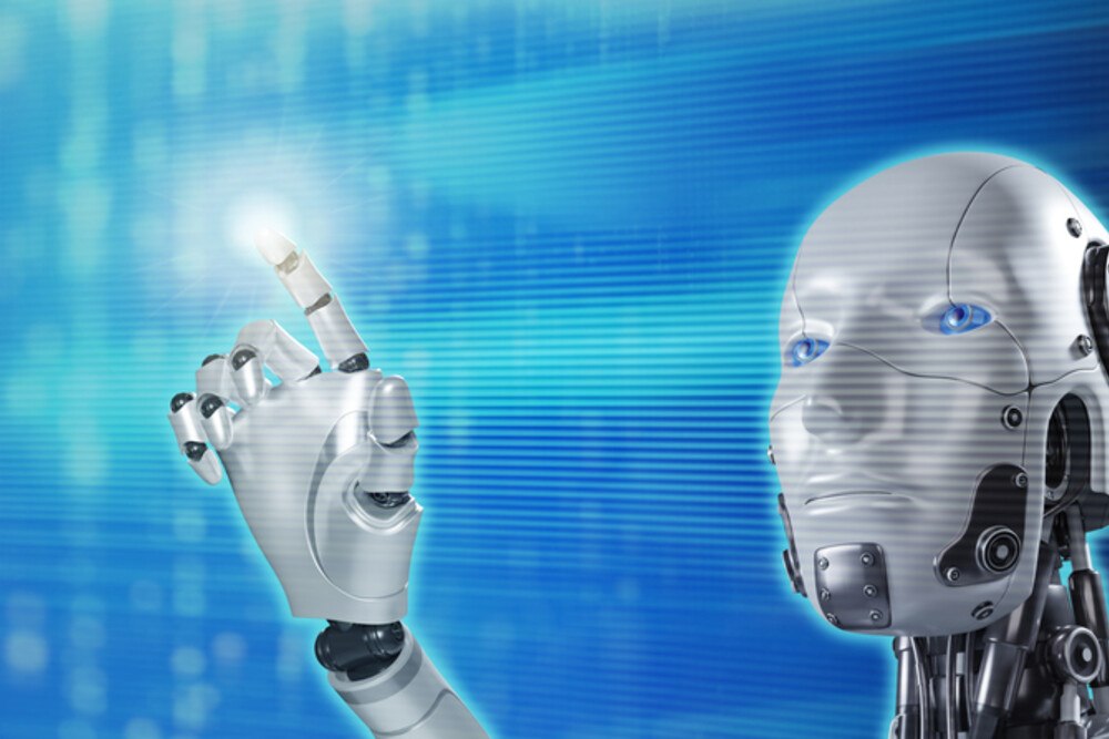 © Naypong iStock / Getty Images Plus Roboter tippt auf Screen