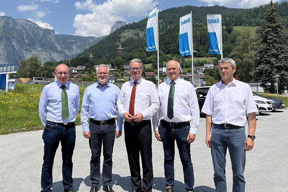 © Knauf
Betriebsbesuch bei Knauf in Weißenbach bei Liezen (v.l.): Werksleiter Michael Bauhofer, Vertriebsleiter Stefan Biribauer, Landeshauptmann Christopher Drexler, Logistikleiter Herbert Moser, Betriebsratsvorsitzender Thomas Rainer.
Gruppenbild
