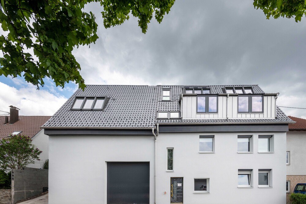 Nach dem Umbau des Hauses von Dachdeckermeister Christian Kattler ermöglichen zahlreiche Fenster ein tageslichtdurchflutetes Dachgeschoss mit gesundem Raumklima.