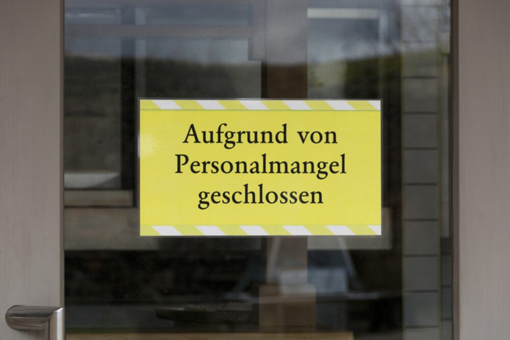 © DesignRage iStock GettyImages Plus Schild mit Aufschrift: Aufgrund von Personalmangel geschlossen