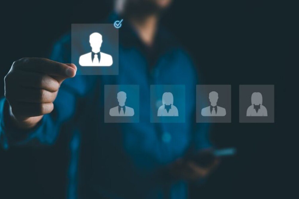 gezeichnete Bilder von Köpfen, wobei einer ausgewählt wird