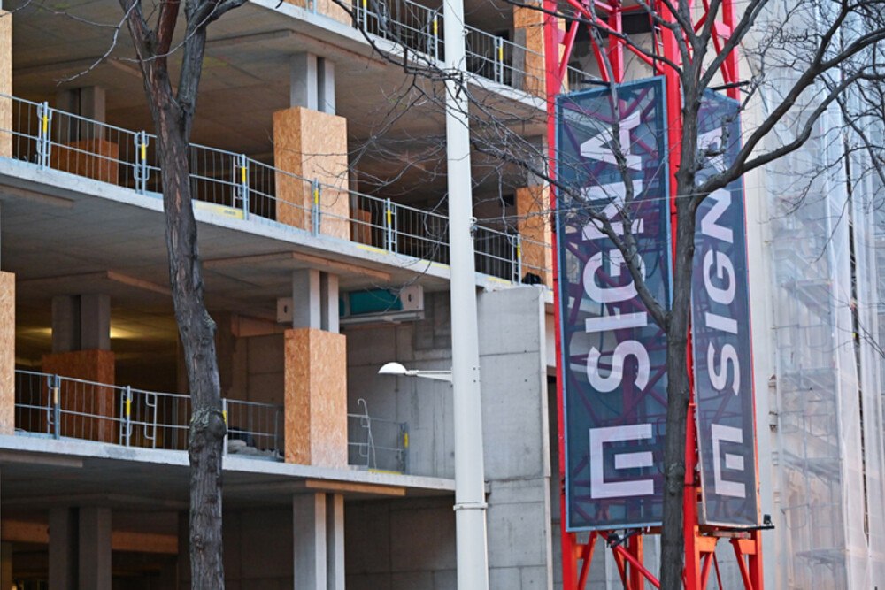 © Spitzt-Foto iStock Getty Images Plus Kran mit Signa Logo