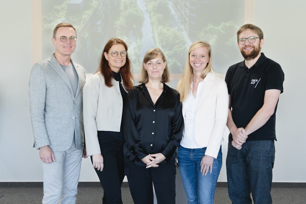 Dach Wand Chefredakteurin Birgit Tegtbauer (Mitte) diskutierte mit Expert*innen über den Nutzen und die Risiken von Null-Grad-Dächern (von links): Wolfgang Hubner, Susanne Formanek, Gundula Dyk, Jakob Peleska.