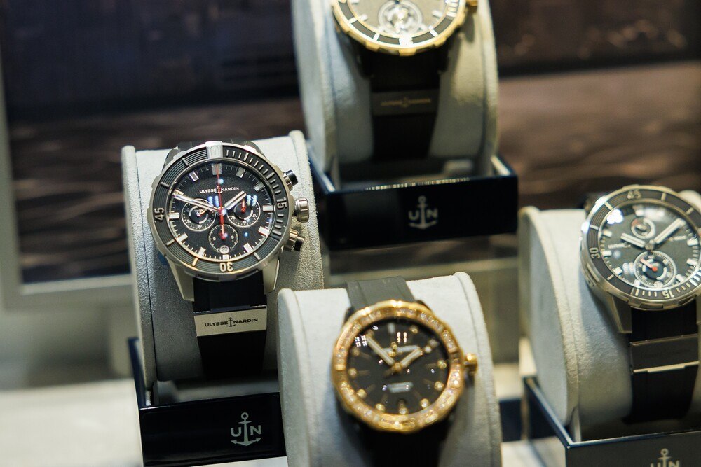 © Florian Wieser
„Der Wiener Uhrenmarkt wird stark von Luxusmarken geprägt. Die Präsenz solcher Marken spiegelt die hohe Kaufkraft der Stadt und die Affinität der Wiener Bevölkerung für hochwertige Produkte wider“, sagt Moch.
vier Uhren im Fokus