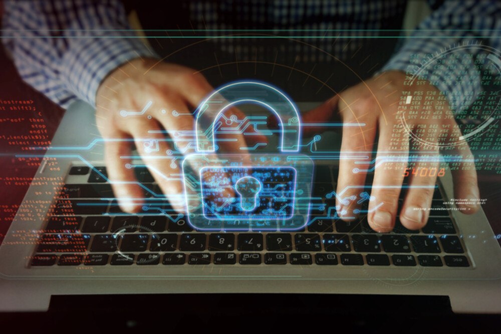 Cybersecurity Symbol und Hände auf Tastatur