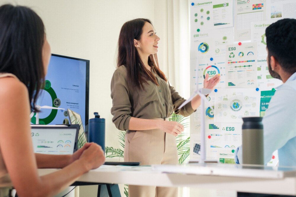 © Weedezign iStock Getty Images Plus Eine Frau zeigt auf eine Präsentation