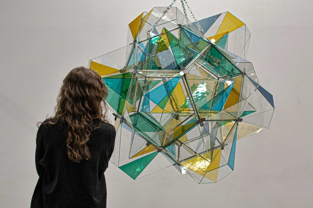 Polyhedra ist eine hängende Glas-Installation des Künstlers Thomas Medicus und beeindruckte auch die Jury der diesjährigen Glastechnik Awards. 