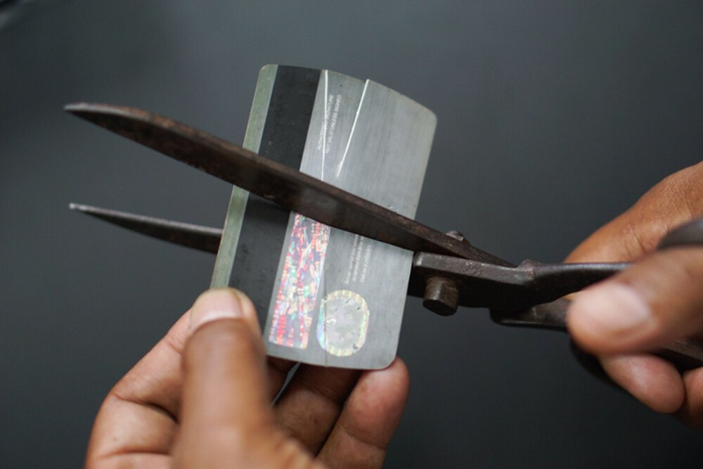 © Yori Meirizan iStock / Getty Images Plus Kreditkarte mit Schere durchtrennt