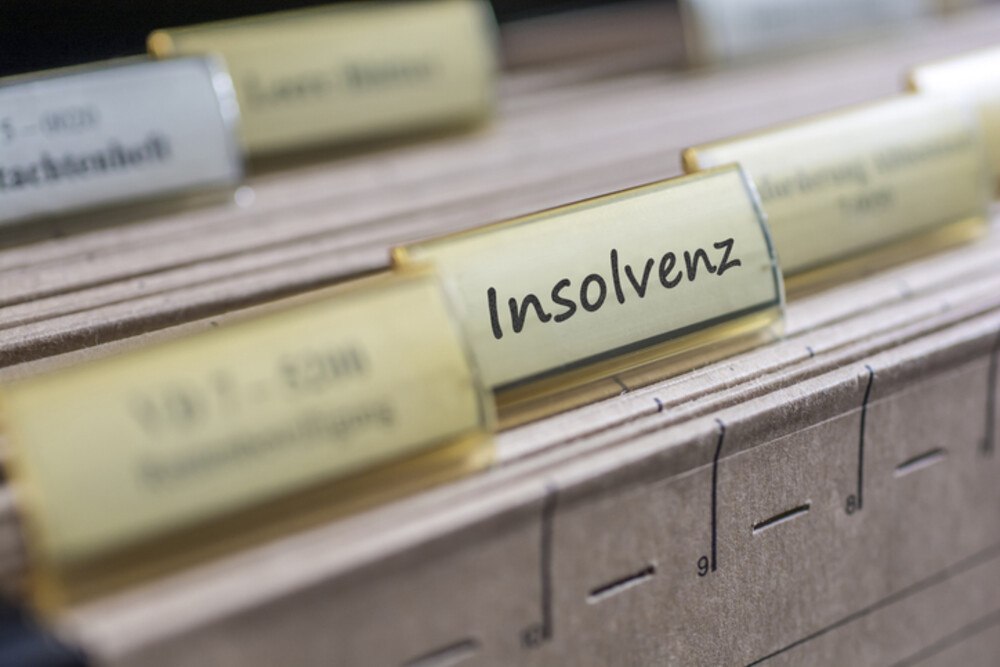 © Ralf Geithe iStock Getty Images Plus Karteikarte Insolvenz