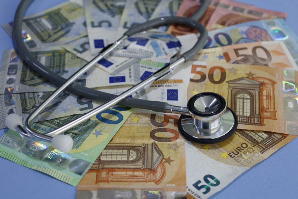 © FJZEA iStock Getty Images Plus Symbolbild eines Stethoskop auf Geldscheinen