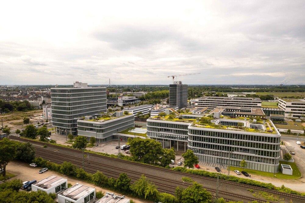Das Mizal-Gebäude an der Einfahrt zum Düsseldorfer Medienhafen setzt neue Maßstäbe in puncto Funktionalität und Sicherheit.