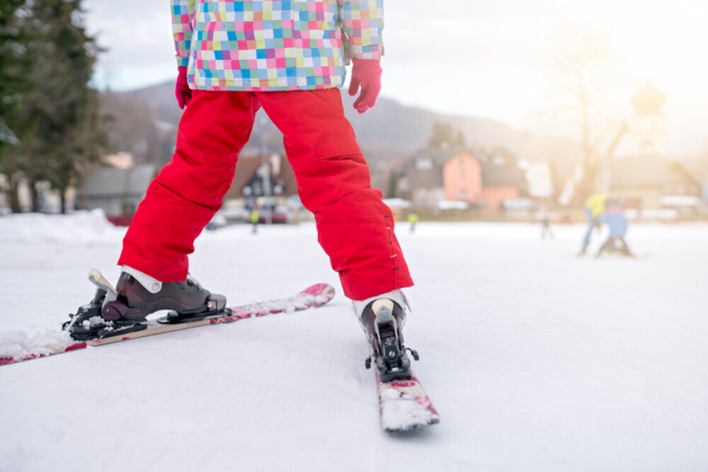 © pawopa3336 iStock Getty Images Plus ein Kind beim Skifahren