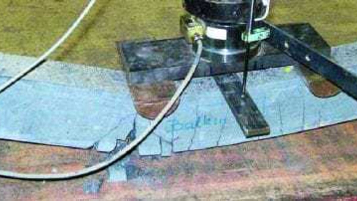 Verschiedene Bewehrungsmethoden im Vergleich: UHPC-Beton inklusive Stahlstabbewehrung (l.) versus UHPC-Beton mit Mineralfaserstabbewehrung. Foto: BTI