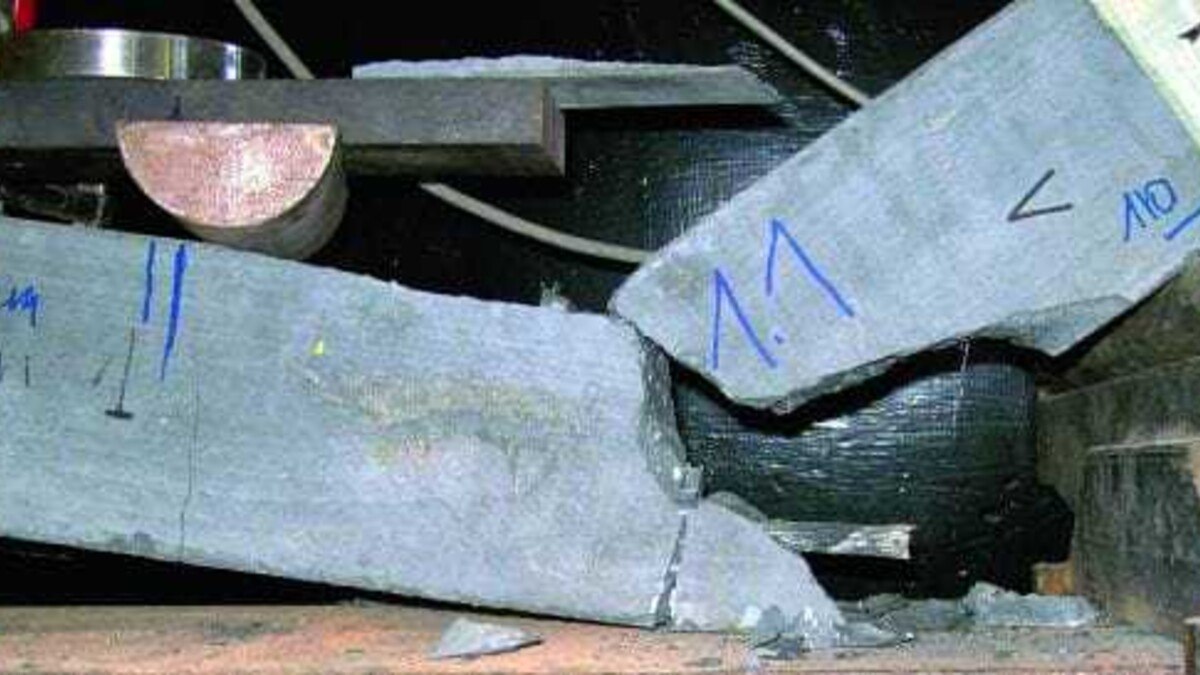 Verschiedene Bewehrungsmethoden im Vergleich: UHPC-Beton inklusive Stahlstabbewehrung (l.) versus UHPC-Beton mit Mineralfaserstabbewehrung. Foto: BTI