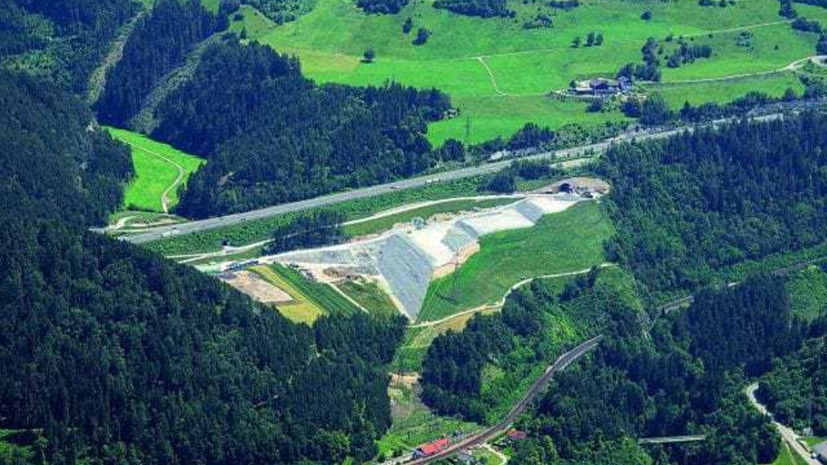 Lagerung des Ausbruchmaterials: Rund 2,7 Millionen Kubikmeter beträgt das Fassungsvermögen  der Tiroler Deponie Ahrenthal. Die Deponieböschungen sollen nach Fertigstellung des Brenner-Basis­tunnels wieder begrünt werden. Foto: BBT SE