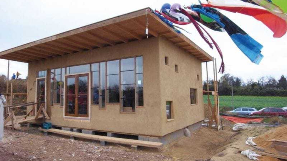 Das „Haus von A bis Z“ am Garten der Generationen aus Strohballen und Lehm wurde von Stroh2gether mit den Menschen vor Ort im Selbstbau realisiert. Foto: Gerhard Scherbaum