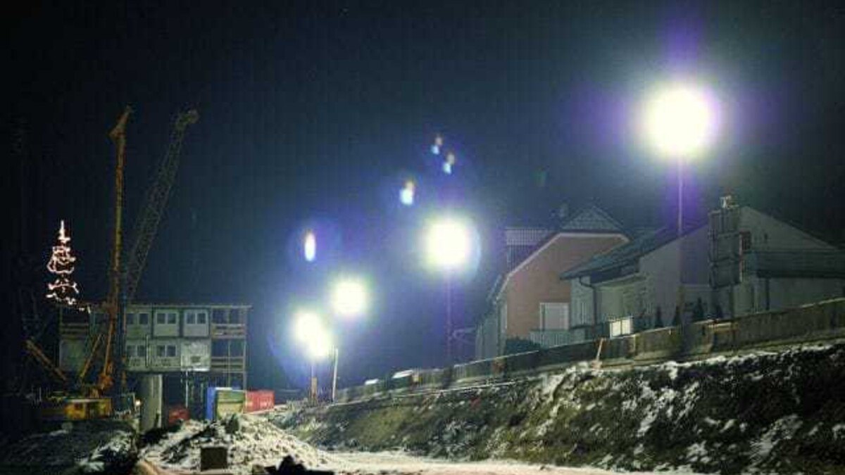 Apollo-System sorgt für Licht auf der Baustelle und die dahinterliegende Straße: Spezielle Kompaktleuchtstofflampen bringen hohe Leistung bei geringer Stromaufnahme. Foto: Gifas