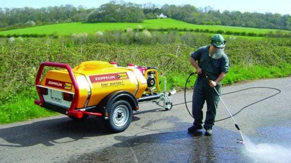 Für saubere Straßen und Maschinen: mobiler Hochdruckreiniger mit 1.000-Liter-Wassertank und Sprühdruck von mehr als 200 Bar. Foto: Zeppelin