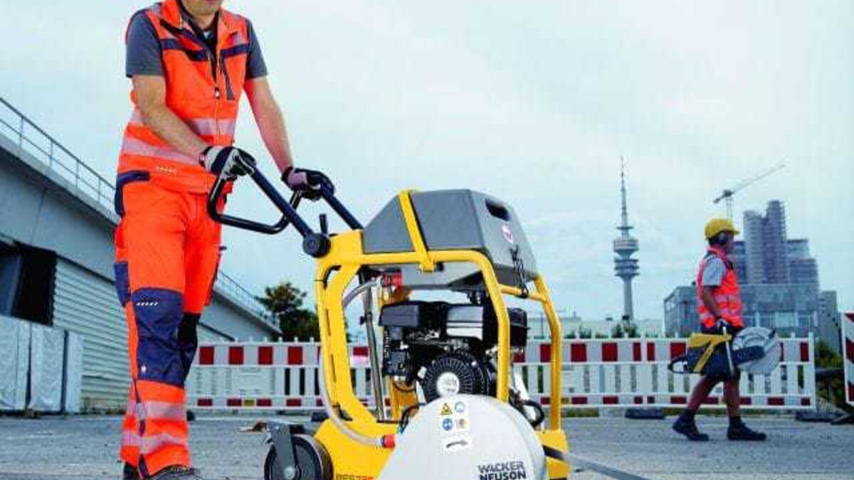 Neuer Fugenschneider von Wacker Neuson: deutlich mehr Bedienkomfort als ein Trennschneider im Führungswagen. Foto: Wacker Neuson