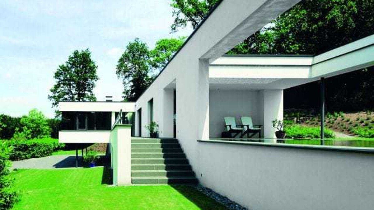Der weber.pas topdry AquaBalance, die nächste Generation des 2008 eingeführten weber.pas topdrys, soll nun die Feuchtigkeit in der Fassade noch besser regulieren und dergestalt umweltschonend vor Algen und Pilzen schützen. Foto: Saint-Gobain Weber Terra Nova