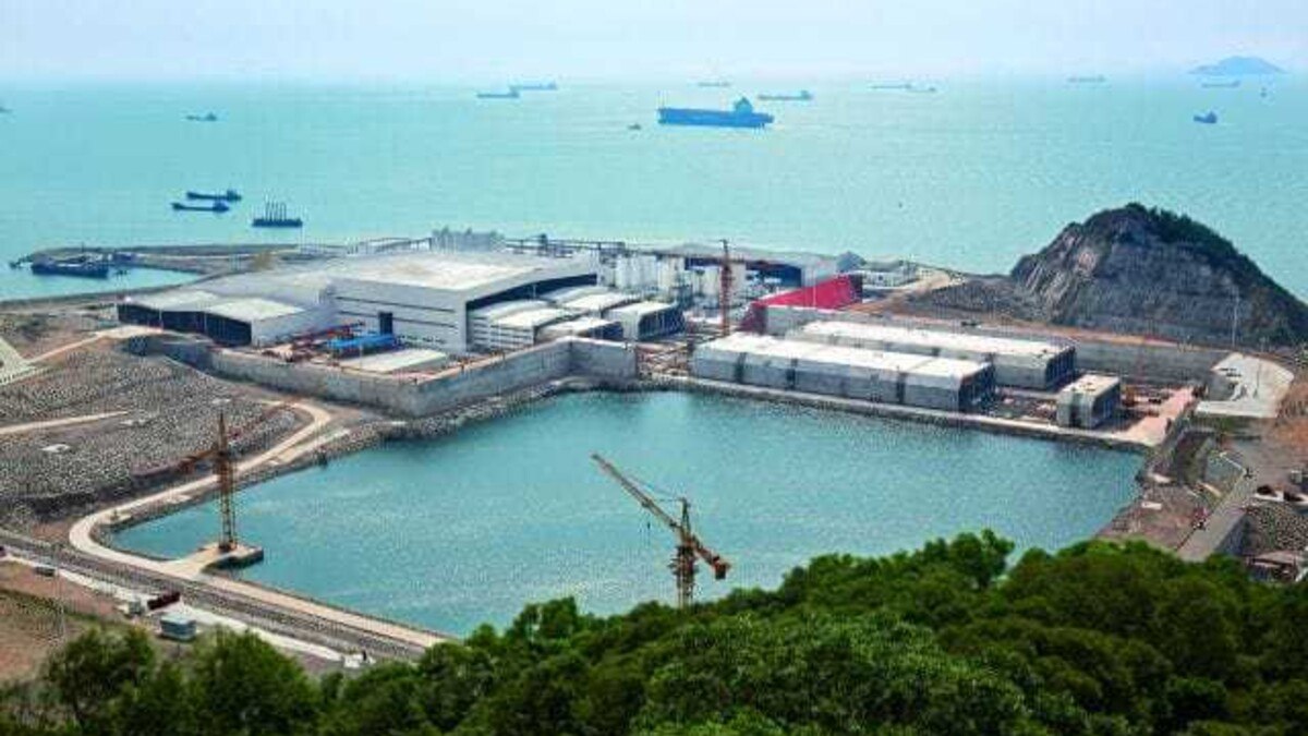 Mithilfe zweier hydraulisch bedienbarer Peri-Schalungsmaschinen entsteht derzeit in China der längte Unterwassertunnel der Welt. Die Herstellung des dreizelligen Querschnitts erfolgt im Taktschiebeverfahren mittels dreier Tunnelschalungen als horizontales Verschubwerk sowie stationärer Außen- und Bodenschalung.  Fotos: Peri