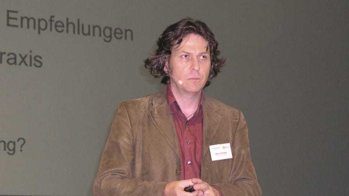 Dr. Martin Teibinger (HFA) sprach über Haustechnik und Bauphysik. Foto: Holzforschung Austria.