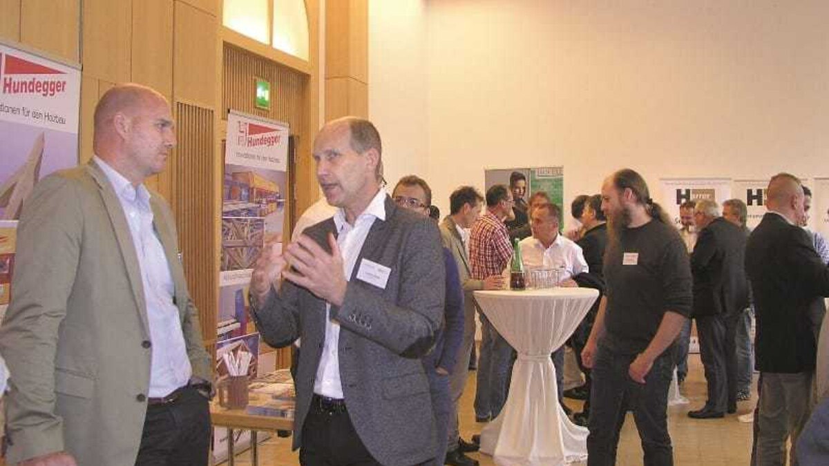 In der Ausstellung wurden zahlreiche Kontakte gepflegt und neue geknüpft. Foto: Holzforschung Austria.