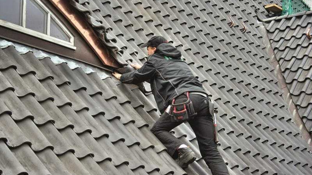 Herstellung einer Bleifuge im Gaubenbereich. Fotos: Dörken, Krolkiewicz, Roto, Velux.