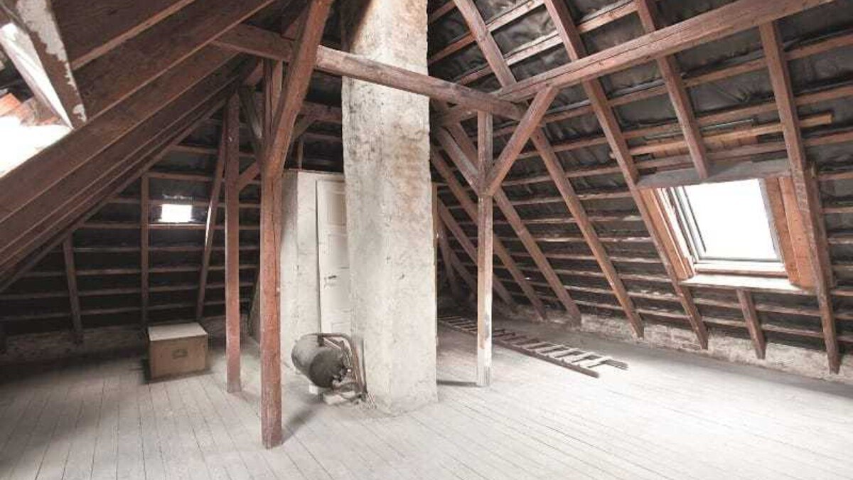 Zahlreiche Durchdringungen am Dachboden. Fotos: Dörken, Krolkiewicz, Roto, Velux.