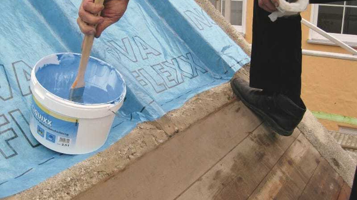 Luftdichter Anschluss mit Paste und Dachfolie. Fotos: Dörken, Krolkiewicz, Roto, Velux.