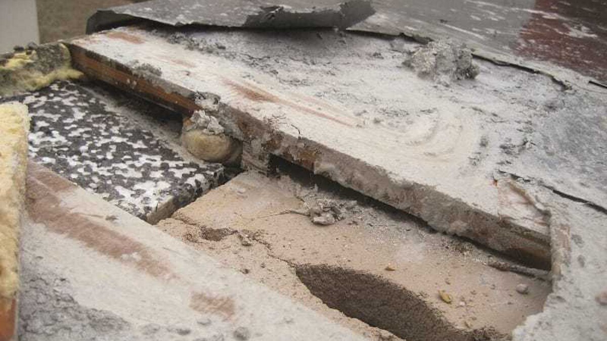 Fuge zwischen Wärmedämmung und Mauerwerk, Querverteilung der Feuchtigkeit über Hohlräume zwischen Holzunterkonstruktion und Tragwerk, unterseitige Durchfeuchtung der Drei-Schicht-Platte. Foto: H. Köck, Rheinzink.