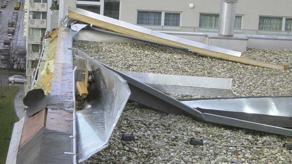Sturmschaden an einer Attika-Abdeckung. Foto: H. Köck, Rheinzink.