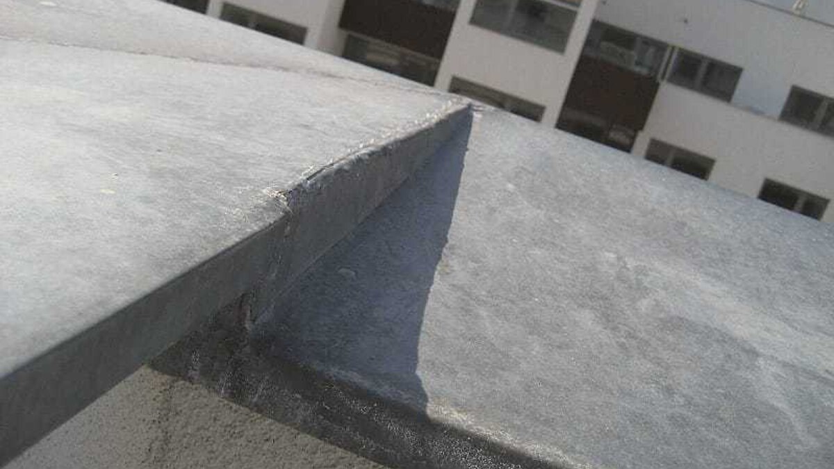 Verschneidung von Attikaabdeckungen, löttechnisch gelöst. Foto: H. Köck, Rheinzink.