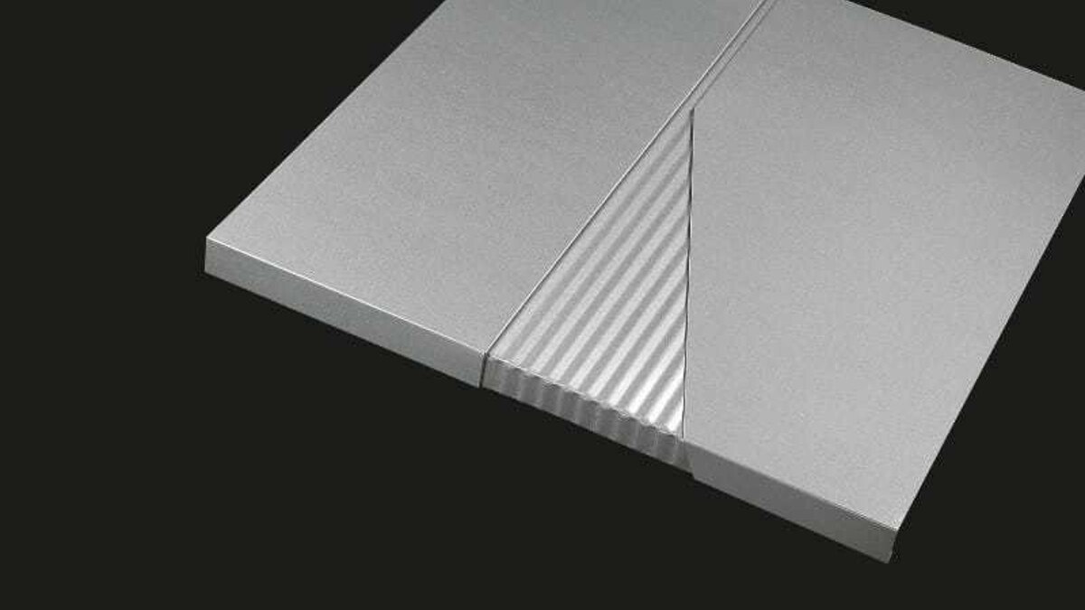 Detail unter­deckender Stoßverbinder. Foto: H. Köck, Rheinzink.