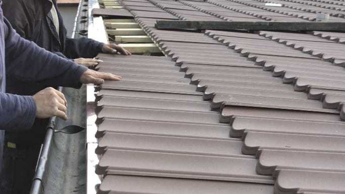 Arbeiten an Traufpunkt und Dachrinne. Foto: Krolkiewicz, Tondach.