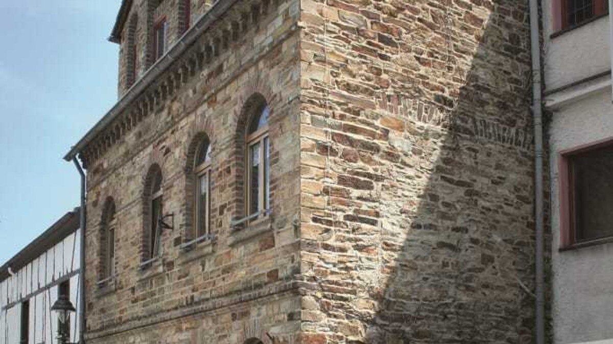 Gelungenes Beispiel: Rinne mit Fallrohr im ­Denkmalschutz. Foto: Krolkiewicz, Tondach.