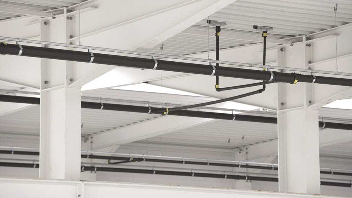 Platzsparend horizontal zur Deckenkonstruktion verlaufende Leitungsführungen sind ein großes Plus der Druck­strömungsentwässerung. Foto: Krolkiewicz, Tondach.