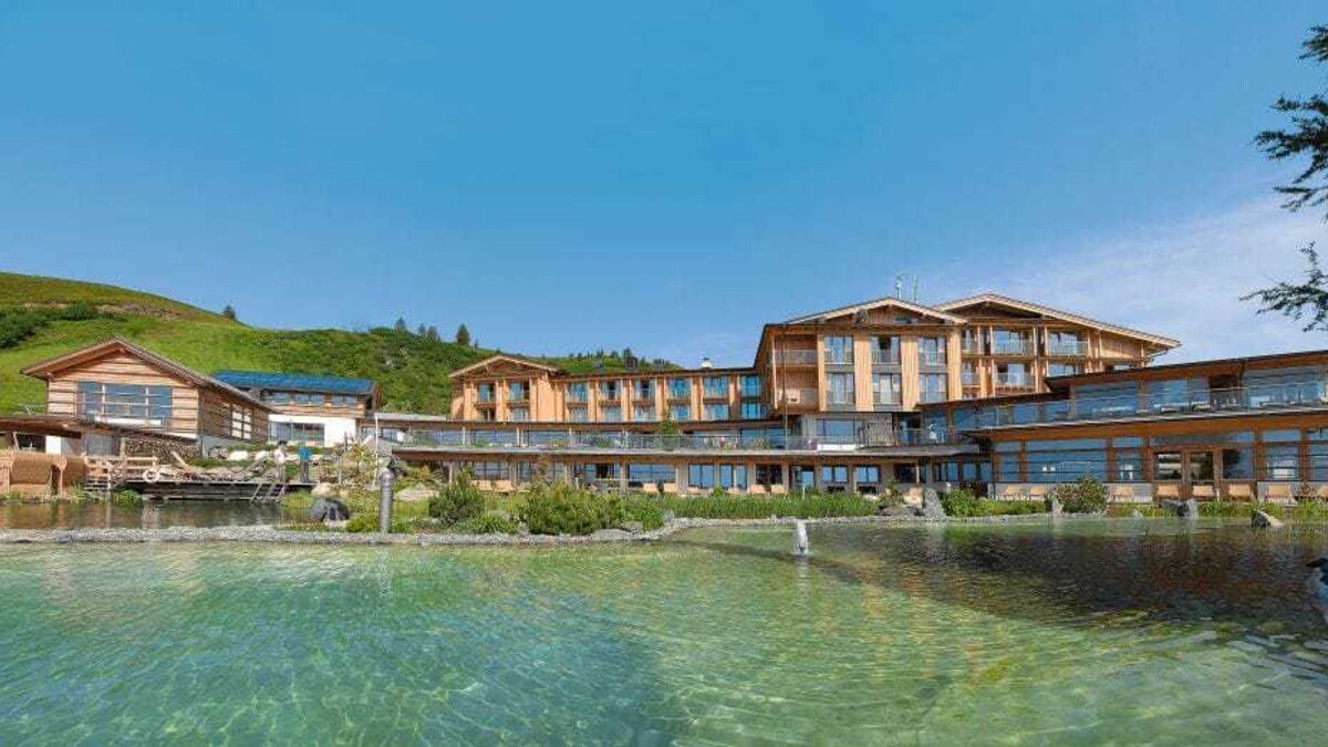 Holz im Hotelbau: Aufgrund der Möglichkeiten der Vorfertigung und der damit verbundenen kurzen Errichtungszeiten eignet sich der Holzbau ideal bei der Errichtung von Hotelanlagen, wie hier beim Mountain Resort Feuerberg, das in acht Baustufen über acht Jahre hinweg erweitert wurde. Architekt: Herwig Ronacher. Foto: Mountian Resort Feuerberg.