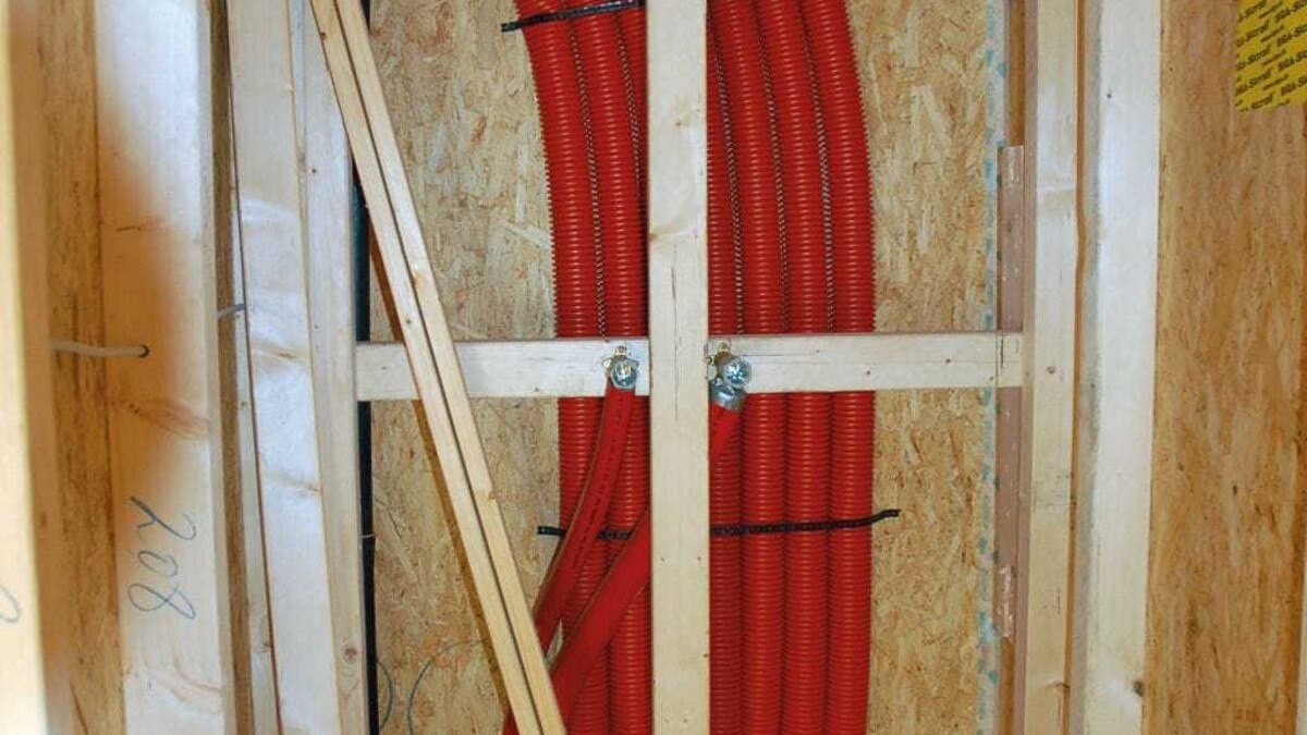 Leitungsführung im Holzbau in einem eigenen Schacht hinter einer Vorsatzschale: jederzeit zugänglich. Foto: Markus Numberger.