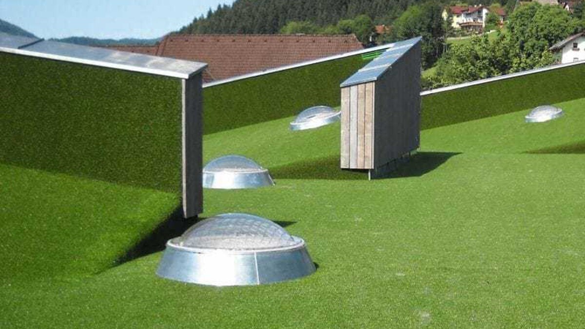 Perfekte Lösung: Ein Gründach als Spielplatz für einen Kindergarten – Lichtkuppeln, die „nur“ durchsturzsicher sind, reichen hier nicht.
